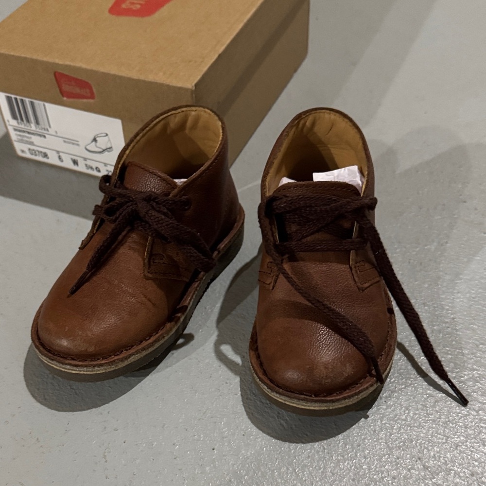 EUC Clarks LEATHER desert boots